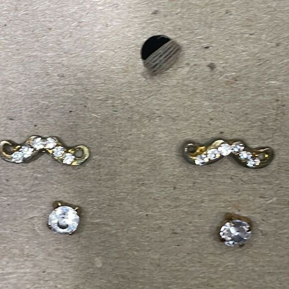 Three sets of earrings - Picture 3 of 5